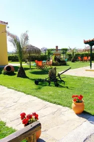 Pan-Dora Apartments - Image 2