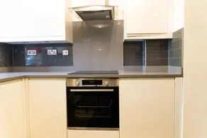 Spacious 4 Bed Home in Milton Keynes -free Parking - Image 5