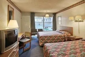 Deluxe Inn - Image 3
