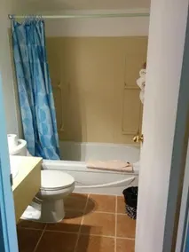 Hospitality Courtyard Inn - Image 4