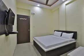 Hotel Shine Stay by OYO Rooms - Image 2