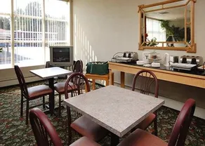 Poughkeepsie Inn - Image 3