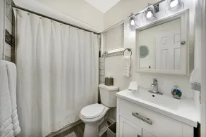 Lovely 1 bedroom unit with work station - Image 3