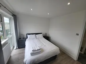 Bright Modern 3 Bedroom Apartment - Image 2