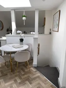 Lees Lookout Holt 2 Bedroom Luxury Apartment with Private Parking - Image 4
