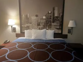 Super 8 by Wyndham Baytown - Image 2