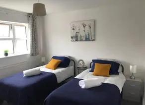 contractors & professionals 3 bed house with parking - Image 3