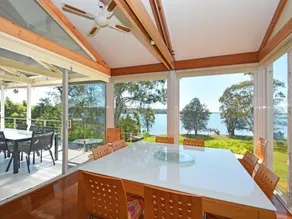 Morisset Bay Waterfront Views House - Image 4
