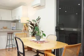 Huge 3 Bed Camperdown Garden Apt w Parking Aircon - Image 3