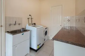 Emerald Lodge - Image 2