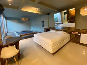 Champagne Motel - Image 5