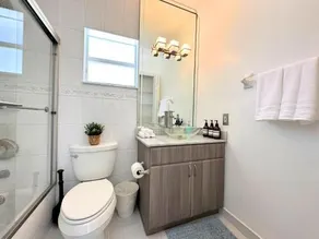 Spacious and Luxurious 4bd 3br House Pool Tub BBQ Private - Image 2
