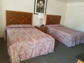 Cedar Motel - Image 4