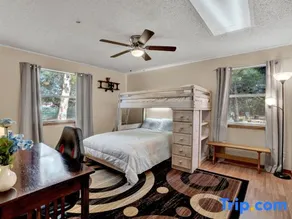 Bnb Hyperion | 4B2B Home w Firepit, Hot Tub & Pond - Image 1