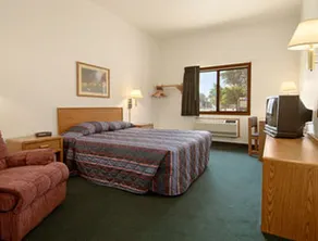 Super 8 by Wyndham Lisbon - Image 4