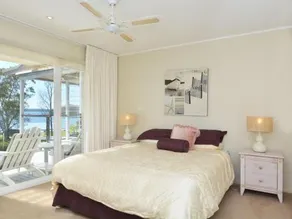 Morisset Bay Waterfront Views House - Image 5