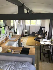 Charming Luxurious Rural Shepherds Hut - Image 2