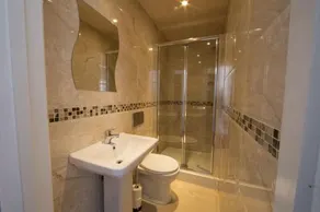 Royal London Hotel & Apartments - Image 4