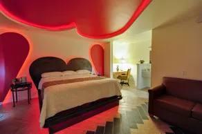 Romantic Inn & Suites - Image 3