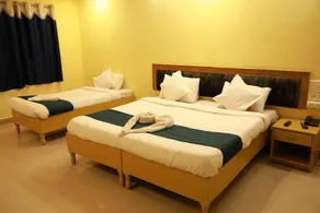 Hotel Gayathri Grand by OYO Rooms - Image 4