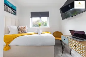 Contractors 3 Bed 2Bath House Free Off Street Parking for 2 Cars WiFi Stevenage Self Catering Sleeps 5 Guests By White Orchid Property Relocation - Image 3