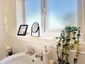 Stylish 3-bed House in Hornchurch - Free Parking - Image 2