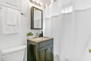 Lit & Trendy 1-Bedroom Apt in the Iconic Hyde Park - Image 4