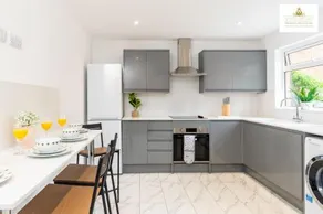 Contractors 3 Bed 2Bath House Free Off Street Parking for 2 Cars WiFi Stevenage Self Catering Sleeps 5 Guests By White Orchid Property Relocation - Image 3