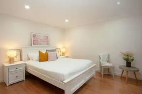 Huge 3 Bed Camperdown Garden Apt w Parking Aircon - Image 4