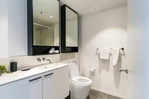 Modern 1 Bed Opposite Racecourse - Image 3