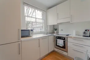 Spacious Apartment In Kensington - Image 2