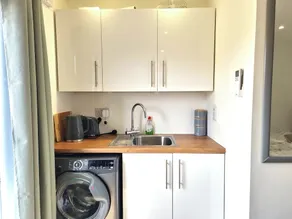 Open plan studio with garden - Image 3
