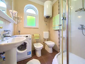 Alluring Apartment in Vantacici Amid the Sea - Image 2