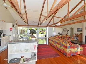 Morisset Bay Waterfront Views House - Image 4