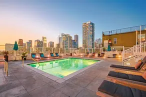 Sunny & Spacious 2BDR & 1BTH in Downtown LA - Image 4