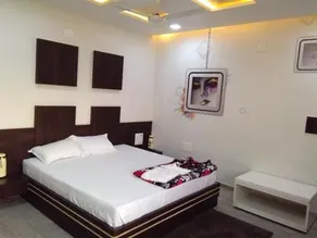 Hotel Radhika by OYO Rooms - Image 4