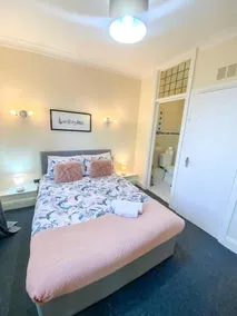 Excellent Three bedroom North London Apartment with Free Parking - Image 4
