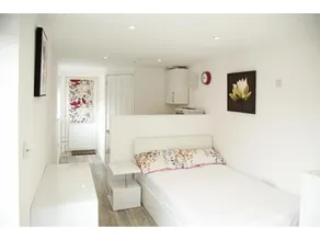 Bright and Airy Garden Studio inc. Free Parking - Image 2