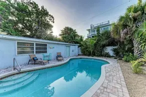 Cottage On Lido Key - One Block To Beach Pool - Image 4