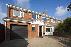 Air Host and Stay - Formby station sanctuary sleeps 9, parking, 2 bath - Image 2