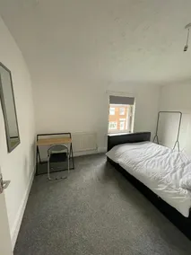 Lovely and Bright 2 bed House - Image 3