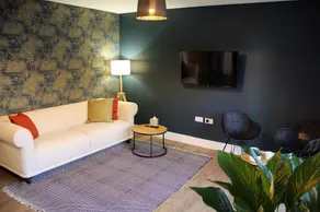 3 Double Bed Luxurious House Near Heathrow Airport - Image 4