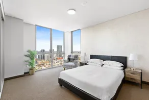 Central 2-Bed with Parking & Stunning Views - Image 2
