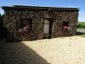 Lovely spot with plenty of outdoor space - Image 3