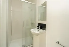 King St Contractor Accommodation 6 bed 6 bath free parking for vans - Image 4