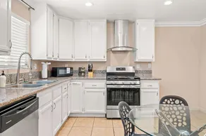 Modern Family Home w Full Amenities Near ONT - Image 4