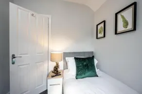 Mulberry House - Luxurious and Modern 4-Bed in Solihull near NEC,JLR, Airport, Resorts World, HS2 - Image 3