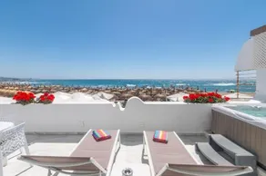 Superb Large Apartment on the Beach - Image 3