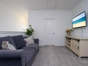 Modern Oasis! 3BR Townhouse in a Lagoon Community - Image 2