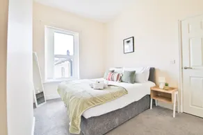 Tranquil 3-bed Home in Cardiff - Image 5